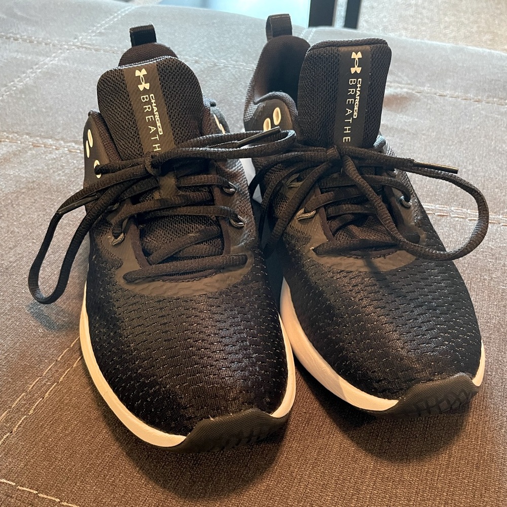 Womens 9.5 BRAND NEW under armor tennis shoes!